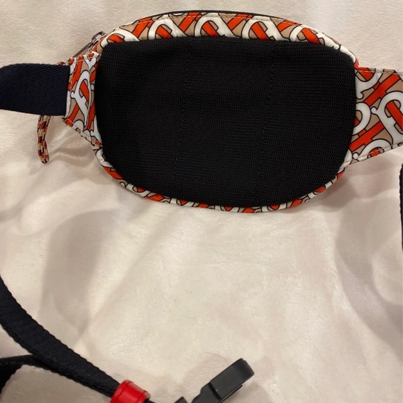 Burberry Small Cannon Bum Bag. It’s still in very good condition. - Picture 2 of 6